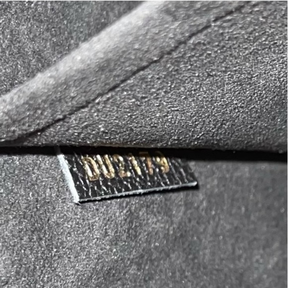 👜 Louis Vuitton Riverside Handbag 👜 MAKE AN OFFER! - Picture 10 of 16